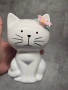 фигурка коте с цвете, снимка 1