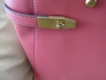Оригинална дамска чанта GUESS от еко кожа в цвят корал, снимка 7