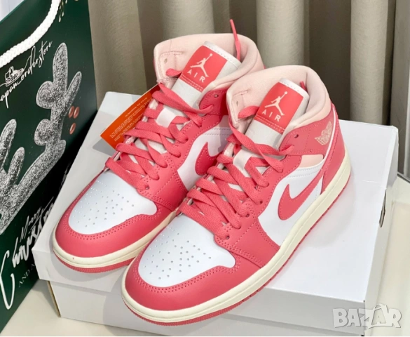 оригинални маратонки Air Jordan 1 Mid AJ1 Strawberries номер 36 ,5, снимка 4 - Маратонки - 54635277