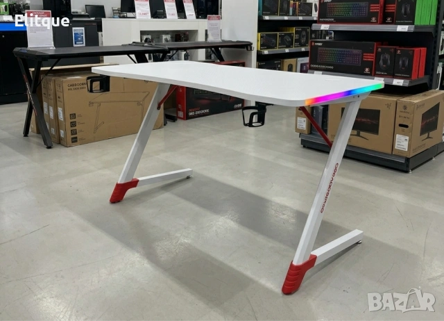 Бяло геймърско бюро с RGB LED осветление, 140 см – Карбоново покритие, поставка за чаша и слушалки