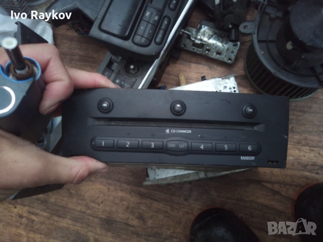 RENAULT MEGANE 6 Disc CD Changer 8200084437