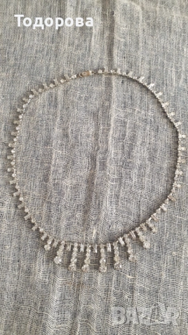 Старинно изящно колие с бели камъни в оригиналната си кутия