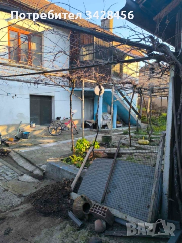 Продавам просторна къща с голям двор - гр. Димово