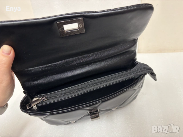 Дамска чанта - черна с капси, снимка 4 - Чанти - 54156409