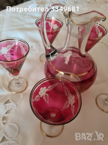 Антикварни чаши цветно стъкло с златни орнаменти 