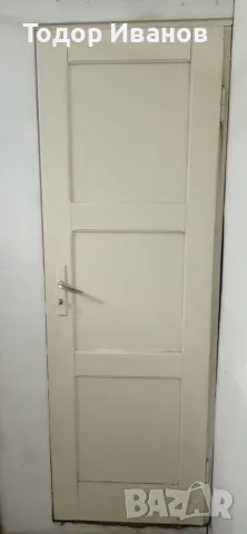 Продавам масивна врата за тоалетна