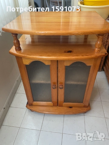 Дървен шкаф витрина масив
