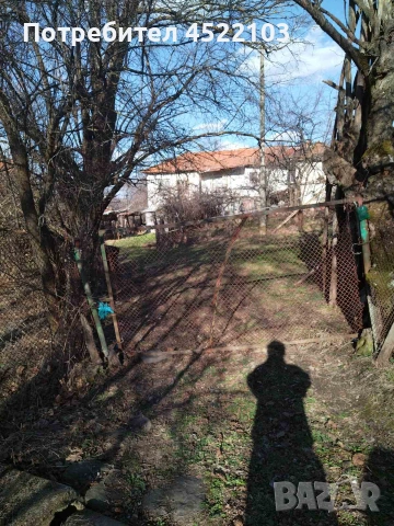 Продавам къща с голям двор
