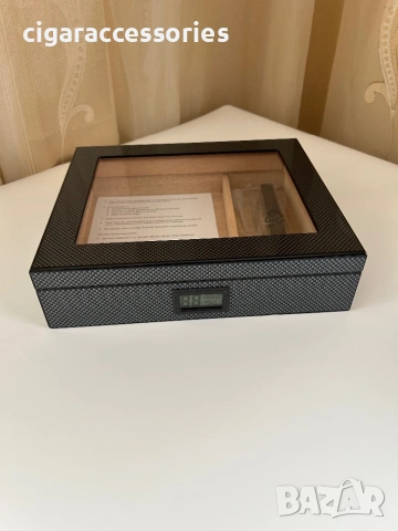 Хумидор за 30 пури – испански кедър, карбонов дизайн, хигрометър