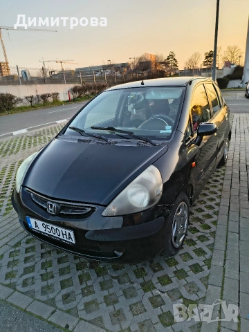 Продавам черна Honda Jazz