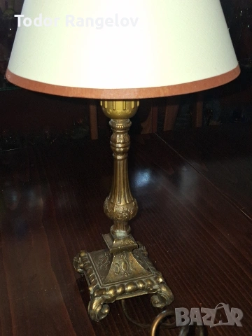 Настолна лампа от месингов материал в бароков стил 