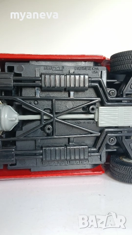 Ferrari 275 GTB 4 от 1966 г. в мащаб 1:18. Произведен е от компанията ERTL , USA. , снимка 6 - Коли, камиони, мотори, писти - 54991343