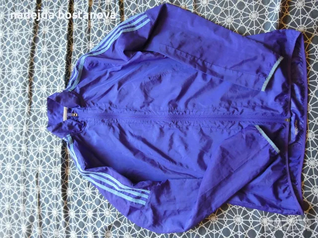 продавам ветровка за бягане марка adidas в лилаво....размер xs