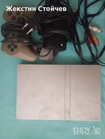 Продавам рядък ps2 slim ( silver ) с джойстик и всички нужни кабели.
