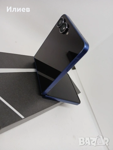 Samsung Galaxy Z Flip 7 (512GB) – Син. С лека козметична забележка в ъгъла, снимка 3 - Samsung - 55176280