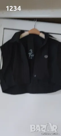 Дизайн и брандиране: Този черен скъсен елек (cropped vest/shirt) 