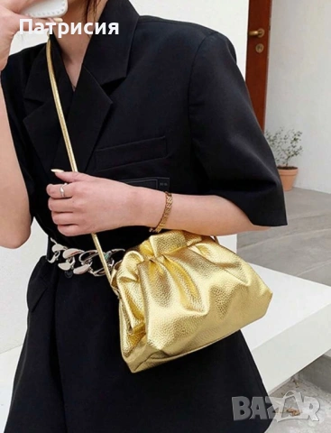Чисто нова, металическа, елегантна, златна (златиста) клъч чанта с дръжка, която се прибира