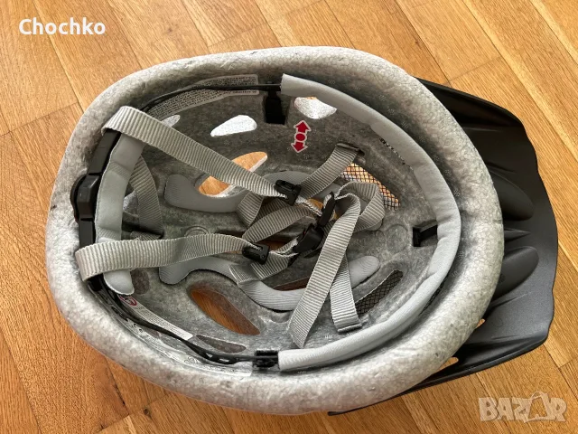 Каска за велосипед Uvex, снимка 7 - Аксесоари за велосипеди - 55403395