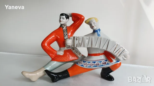 Порцеланова , ръчно рисувана статуетка с двама танцьори, единият от които свири на акордеон , снимка 2 - Статуетки - 55314273