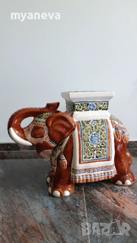 Порцеланова , ръчно рисувана с детайлни орнаменти , индийска маса с форма на слон ., снимка 2 - Маси - 54230256