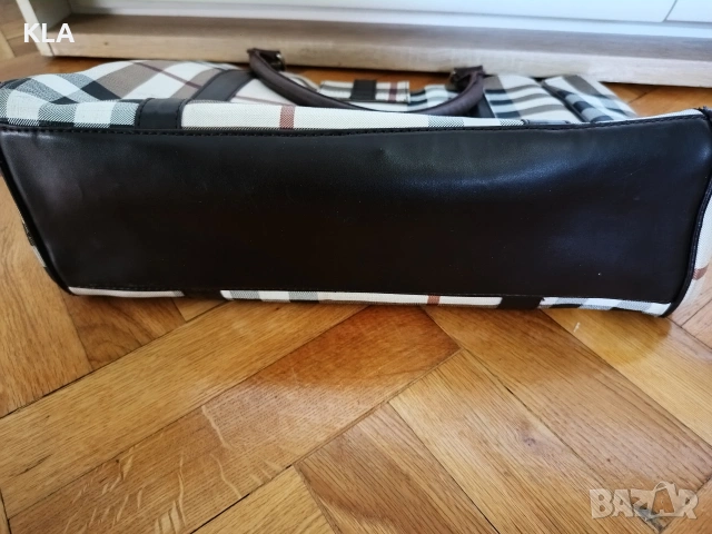 Оригинална чанта Burberry , снимка 9 - Чанти - 54943042