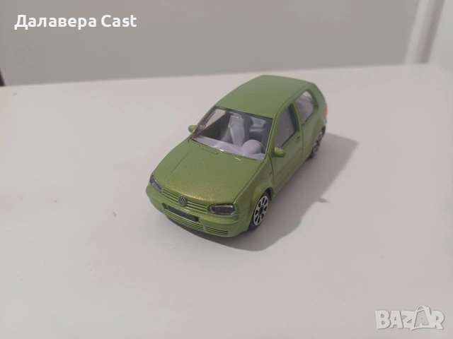 1/43 Volkswagen Golf 4 Bburago Italy 