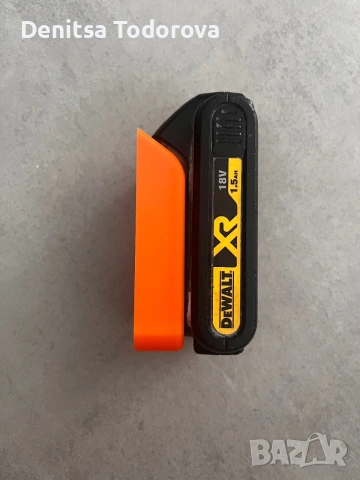 Държач за батерии DeWalt 18V / 20V MAX | Стенна поставка | Органайзер за работилница