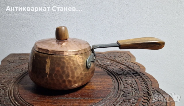 Стара медна касерола с дървена дръжка 