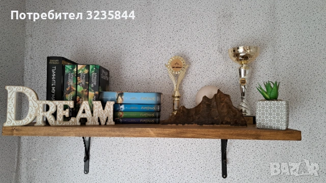 Дървен рафт с дърворезба 