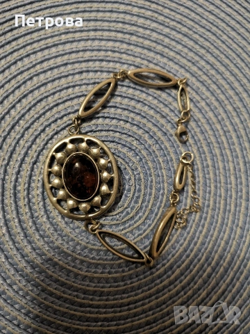 сребърна гривна с кехлибар. 