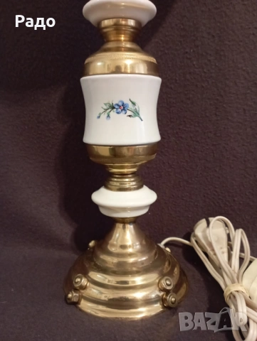 Красива месингова порцеланова лампа със стъклен абажур, снимка 2 - Настолни лампи - 54038737