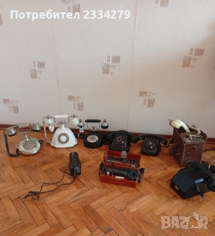 Стари ретро телефони от различни години и различни държави. 