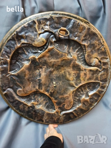 Огромен и масивен много стар меден поднос пано или др ръчна изработка в средата е с релефни риби, снимка 5 - Антикварни и старинни предмети - 54207086
