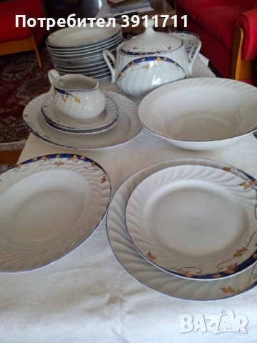 продавам порцеланов сервиз за хранене със синя декорация