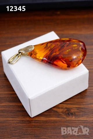 Стар сребърен медальон/висулка с кехлибар 