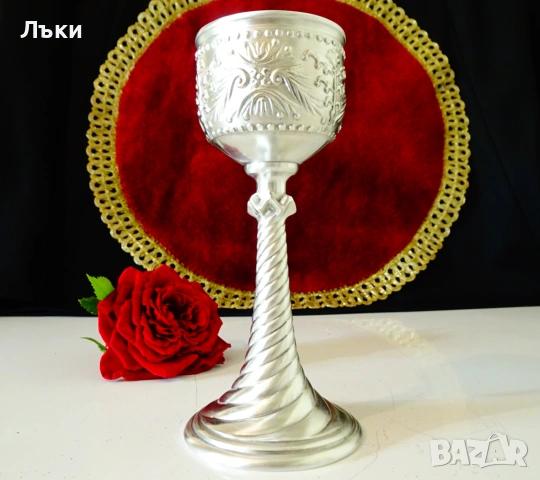 Калаена чаша на столче с викингски орнаменти. 