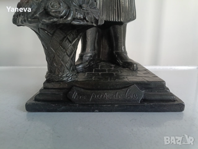 Френска, метална, антикварна статуетка  в романтичен стил, изобразяваща младо момиче с цветя. , снимка 12 - Статуетки - 54151864