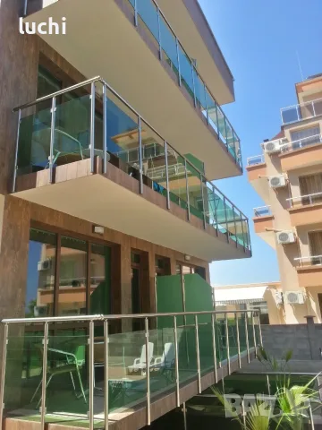 Алуминиеви парапети със стъкло – модерен дизайн и красива панорама
