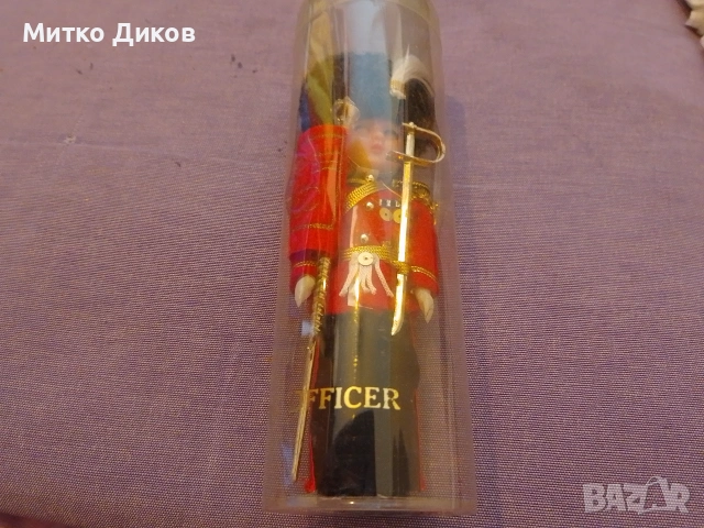 колекционерска кукла сувенир на британски гвардеец (Queen's Guard) 16 см нов Flag Officer