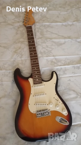 Продавам електрическа китара модел fender в много добро състояние, с класически fender цвят.