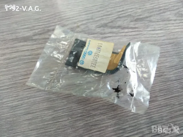 333853709B 01C**NEU**VAG**Passat B3 Variant и Passat B4 Variant**Крайна капачка вляво ** 