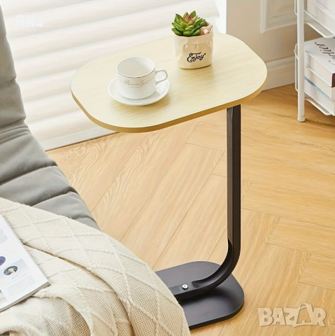 Дървена маса, овалната C-образна масичка за кафе, лаптоп, цветя, книги