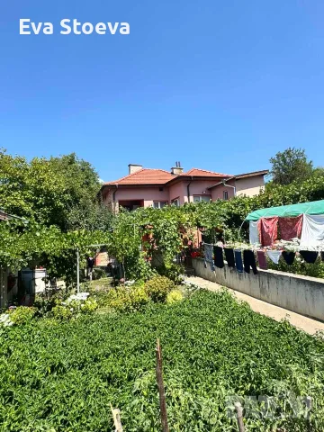 Продава се просторна къща с 2 сгради, гараж и двор, снимка 9 - Къщи - 55692684