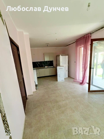 Къща с двор и паркомясто, снимка 4 - Къщи - 55202332