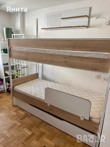 Двуетажно масивно дървено легло с матраци