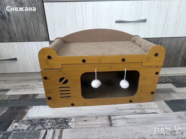 Къщичка с драскалка за коте