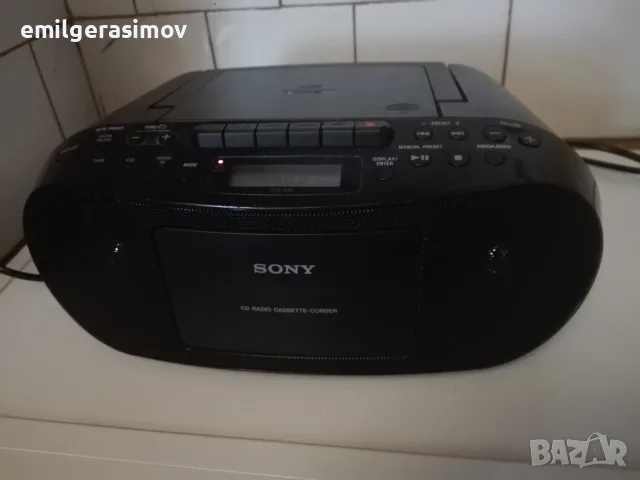 Радиокасетофон Sony и радио - часовник. 