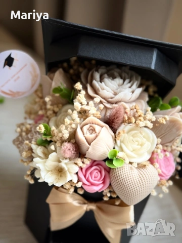 Букет с цветя от соев восък в кутия за абитуриент - черна шапка , снимка 9 - Изкуствени цветя - 53955325