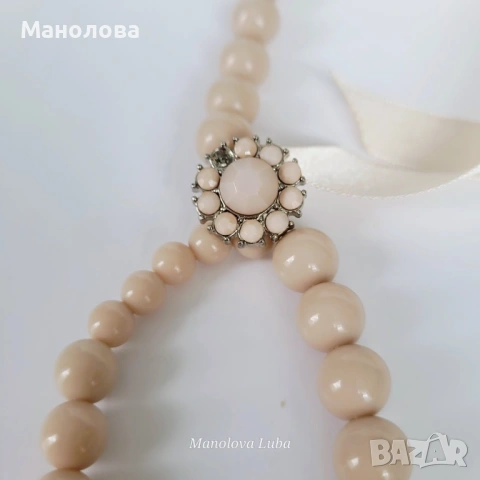 Елегантно много редово винтидж колие с бледо розови-бежови мъниста и метални орнаменти. , снимка 3 - Колиета, медальони, синджири - 54706756