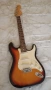 Продавам електрическа китара модел fender в много добро състояние, с класически fender цвят., снимка 1